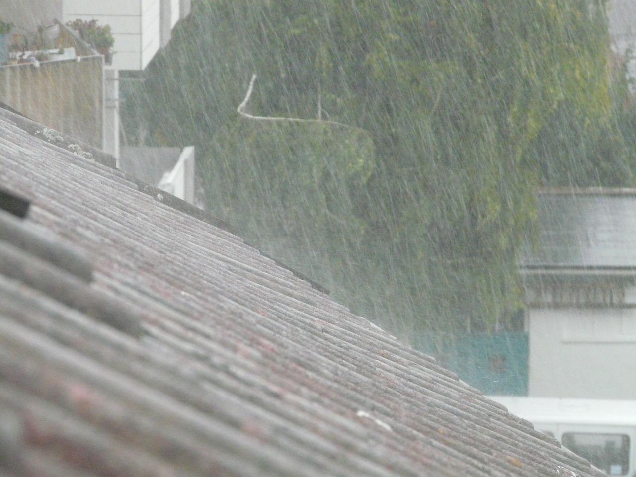 巴西圣保罗州强风暴雨最少7死 有建筑物墙身或屋顶受损