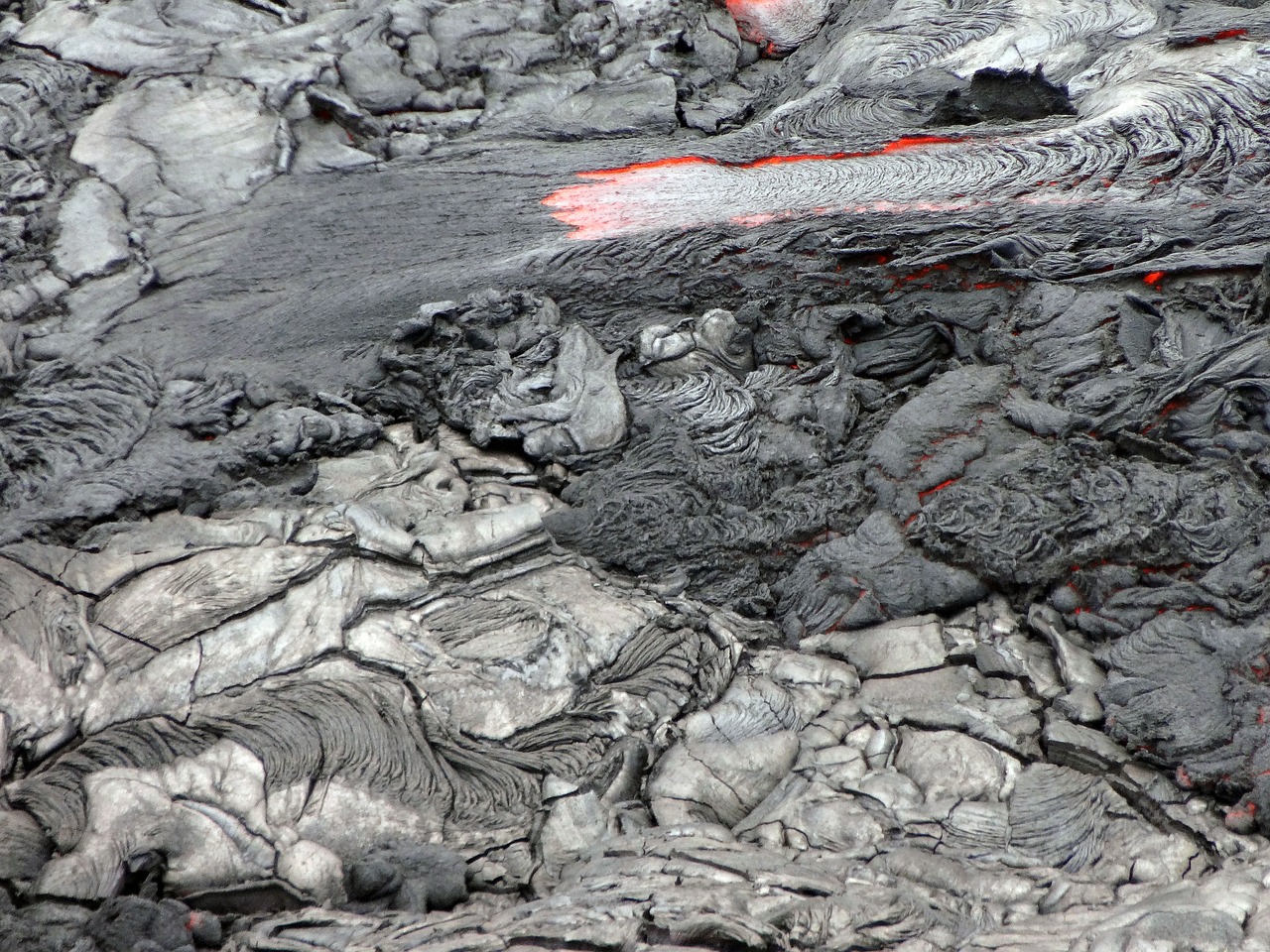 日本队集训出行遭突发情况 派人监测印尼火山喷发